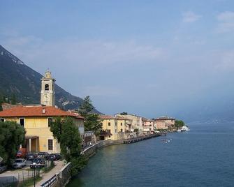 Hotel Tiziana Garnì - Gargnano - Building