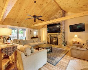 Home w/ Outdoor Entertainment Area in Ashland! - Ashland - Вітальня