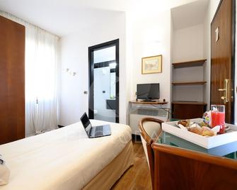 Hotel Daunia - Modena - Bedroom