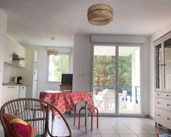 Chez Pia, apartment with swimming pool - Poitiers - Living room