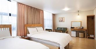 Elin Hotel - Jeju City - Bedroom