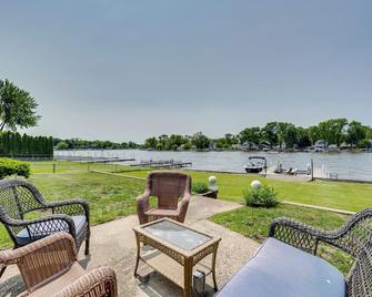 Riverfront Retreat w/ Dock & Kayaks in Mchenry - McHenry - Innenhof