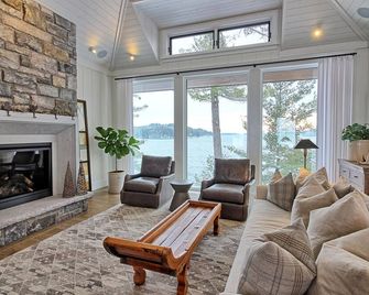 Ultimate Boathouse Entertaining, New 6 bdrm, 8 bath Cottage/Boathouse! Hot tub! - Port Carling - Living room