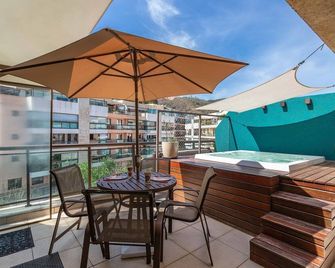 Cobertura com jacuzzi e churrasqueira no Centro de Itaipava - Itaipava - Balcony