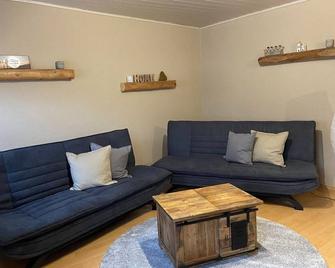 Gästehaus bei Lehmanns - Appartement/fewo, Dusche, WC, 1 Schlafraum - Leinsweiler - Huiskamer