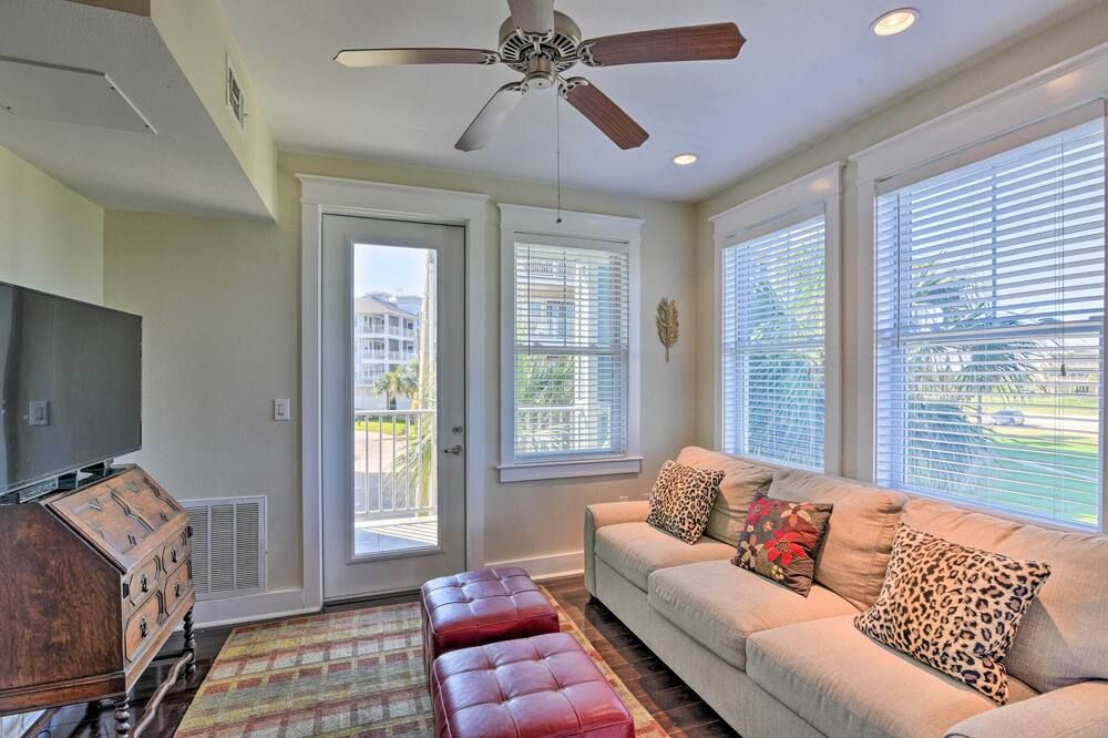 Gulf View + Beach Access: Galveston Resort Condo! - Galveston - Sala de estar