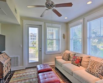 Gulf View and Beach Access Galveston Resort Condo! - Galveston - Vardagsrum