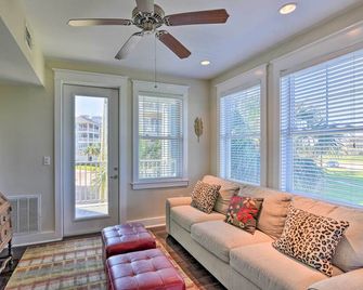 Gulf View + Beach Access: Galveston Resort Condo! - Galveston - Sala de estar