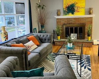 Beautiful 3 - 4 Bedroom Home Fully Furnished Including Utilities Close to I95 & Train - Stratford - Living room