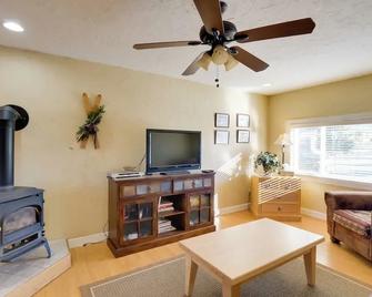 Quaint Leadville Home with Grill Walk to Dtwn! - Leadville - Living room