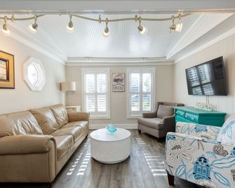 1 Block To The Mother Sea. Super Easy And Quick Walk. - Folly Beach - Living room