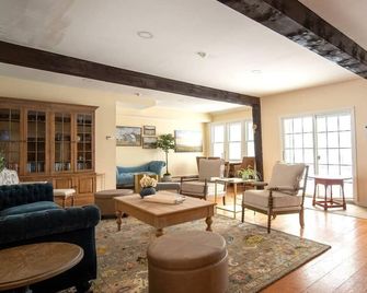 Cooper Hill Inn - East Dover - Living room