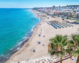 1 bedroom Apartment only 3 mins walk from La Carihuela beach & Puerto Marina - Torremolinos - Beach