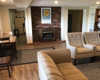 Lake Erie Beachfront Apartment with beach that doesn't end. - North East - Huiskamer