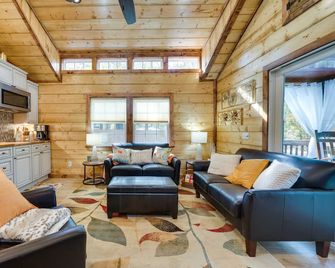Hook, Line, & Sinker Retreat: Fire Pit, Grill! - Broken Bow - Huiskamer