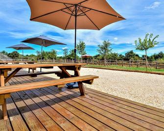 Awesome home in Méjannes-le-Clap with kitchen - Méjannes-le-Clap - Patio