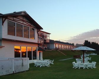 Hotel Motel Belle Plage - Matane - Binnenhof