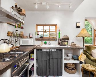 Moroccan Inspired Cottage - Asheville - Kitchen