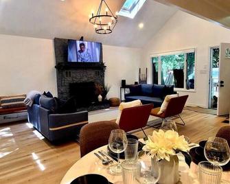 Poconos Oasis with Game Room - Pocono Summit - Sala de estar