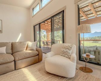 Home on the 10th Hole Home for 8 With Incredible Views & Hot Tub - Eureka - Living room