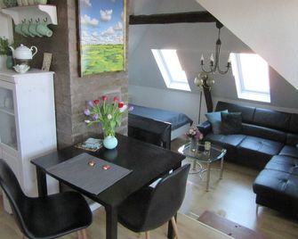 Centrally located attic apartment - Emden - Sufragerie