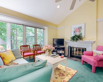 Upper-level condo with forest views, fireplace, soaking tub & high-speed WiFi - Glen Arbor - Sala de estar