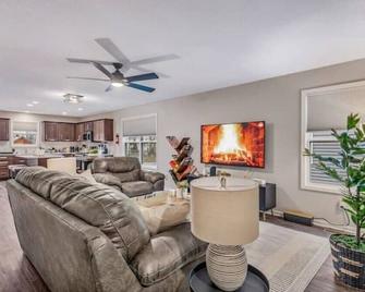 Traveling worker-ready Transitional Modern Home! - Fort Wayne - Living room