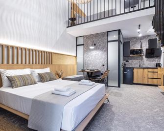 The 8 Keys - Chrisi Akti