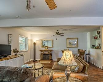 3 Sierra Circle - Beautiful Lake DeSoto home with dock and lots of space on two - Hot Springs Village - Sala de estar