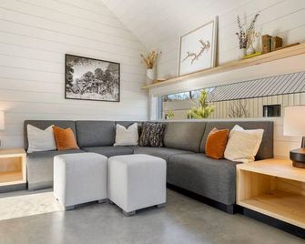 Charming 2-bedroom, lakeside cabin at Lake Cypress Springs in Mt. Vernon, TX - Mount Vernon - Living room