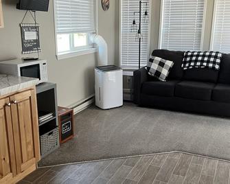 Cozy home on working cattle ranch, close drive to Crater Lake, peaceful, quiet - Chiloquin - Sala de estar