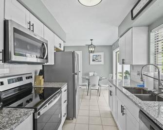 Relaxing Oasis - Massage Chair & Fenced yard - Babson Park - Kitchen