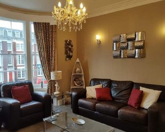 The Thoresby - Room Only - Scarborough - Living room