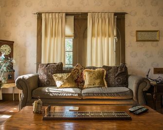 Jany Home - Updated Historic Home in Downtown Paso Robles! - Paso Robles - Living room