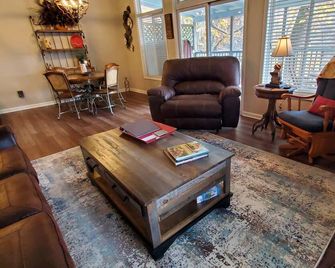 On the Hooch in HELEN Hot Tub Fireplace Dog Friendly Walk to all the fun! - Helen - Obývací pokoj