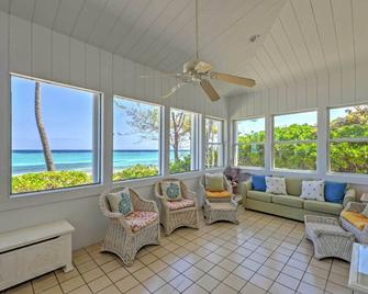 Northside Grand Cayman Getaway with Private Beach! - North Side - 客廳