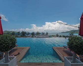 Suite Studio Apt With Hot Tub Bath In Front Pa Tong Beach - Patong - Pool