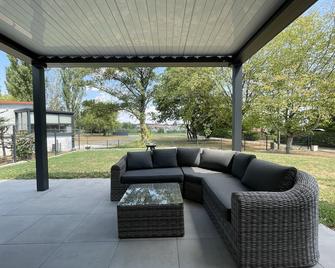Gîte avec spa La Roselière - Rhodes - Patio