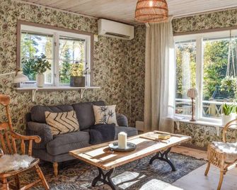 3 Bedroom Lovely Home in Dalaroe - Dalarö - Sala de estar