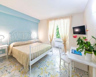 Hotel Il Nespolo - Casamicciola Terme - Bedroom