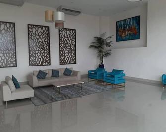 Spacious apt. Vía España with 3 bedrooms and 2 bathrooms. - Panama Stadt - Wohnzimmer