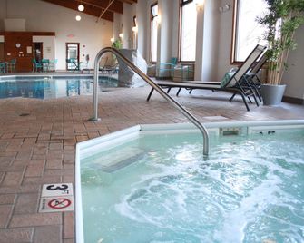 Schoenbrunn Inn - New Philadelphia - Pool