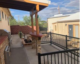 Charming 3 Bedroom house w/fire pit, water fall, outdoor grill, wrap around deck - Elephant Butte - Balcony