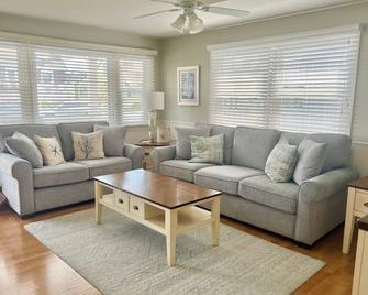 Looking For Newly Renovated Oceanside House? - Long Beach - Sala de estar