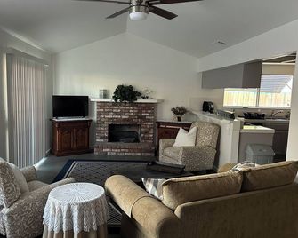 Turlocks Little Palace - Turlock - Wohnzimmer