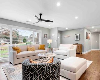 Blue Ribbon 3br/2ba Bungalow Near Truist Park - Smyrna - Living room