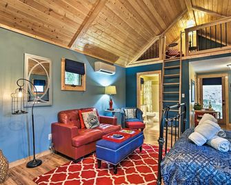 Dog-Friendly Weaverville Cabin Hot Tub & Fireplace - Weaverville - Living room