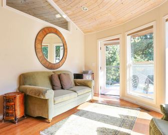 Beautiful, Secluded Bay View Cottage In The Trees - San Rafael - Living room