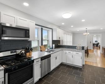 Up to 8 Spacious lovely Chicago-style 3BDR condo. Safe & quiet neighborhood - Chicago - Cocina