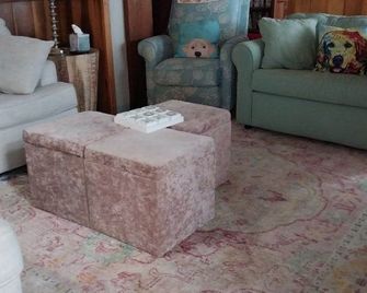 Brown County Cozy Cabin--Close to Story, Nashville, Columbus on 6 acres - Columbus - Living room